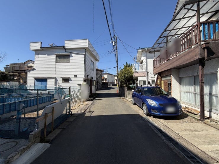 前面道路幅員約4m!車通りはあまりないので、車の出し入れはさほど困らないと思います!