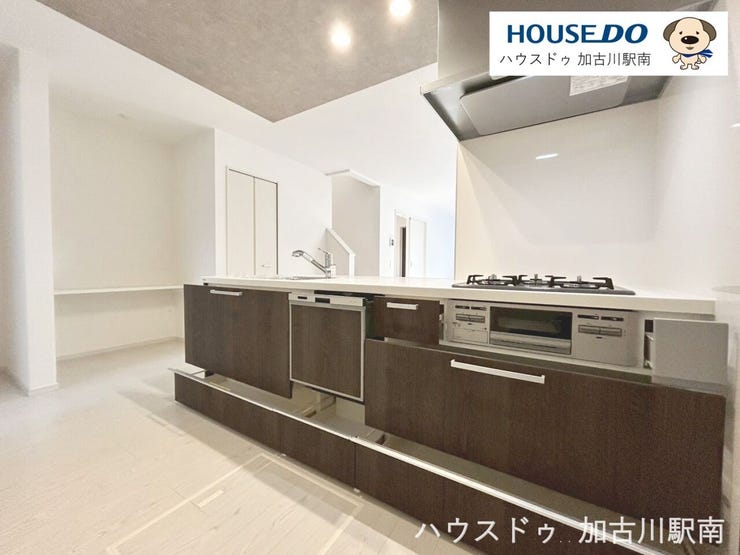 料理好きも納得の収納たっぷり、3口コンロで同時調理もラクラク!