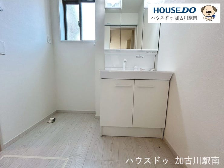 清潔感溢れるスタイリッシュなデザインの洗面化粧台