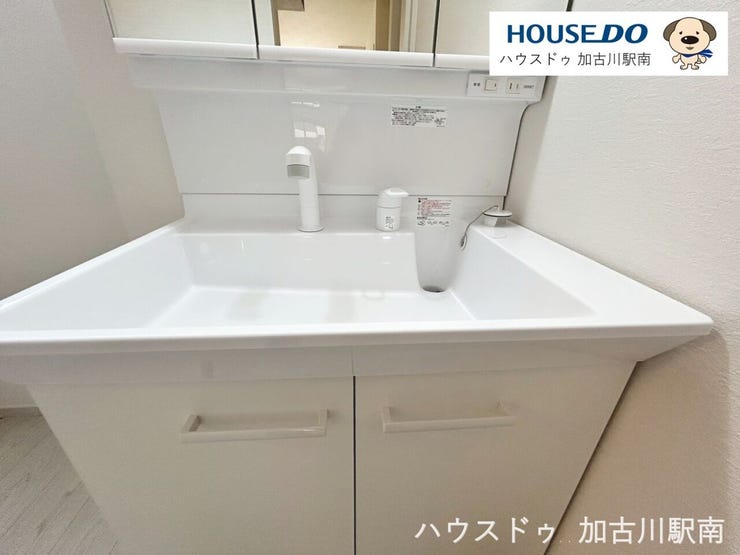 洗面からお化粧まで!忙しい朝の準備にぴったりなシャワー付洗面化粧台付き