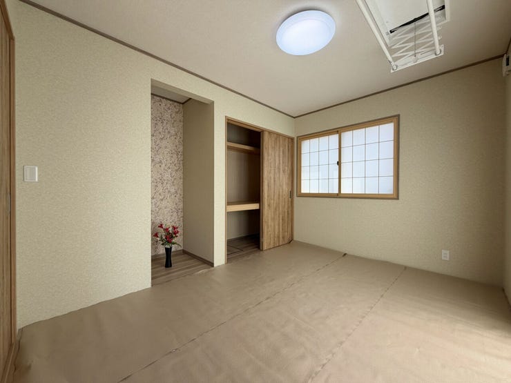 室内(2026年4月)撮影
◎本日案内可能◎
天井には室内物干しユニット(ホシ姫サマ)設置済みです。天候や花粉を気にせず、明るい和室の空間を利用して効率よく洗濯物を干すことができます。