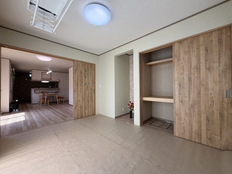 室内(2026年4月)撮影
◎本日案内可能◎
リビングに隣接した6帖の和室。扉を開放すればリビングと一体の広々とした空間として、閉めれば独立した客間や寝室としてフレキシブルに活用できます。