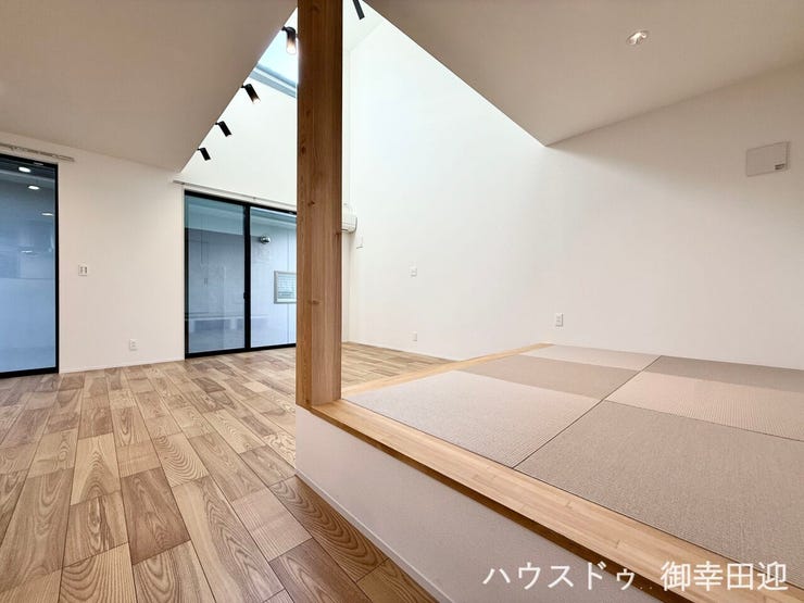 ■安らぎと笑顔の中心地■陽光が優しく降り注ぎ、会話が自然と弾む。ここでは、毎日が特別な時間へと変わります。