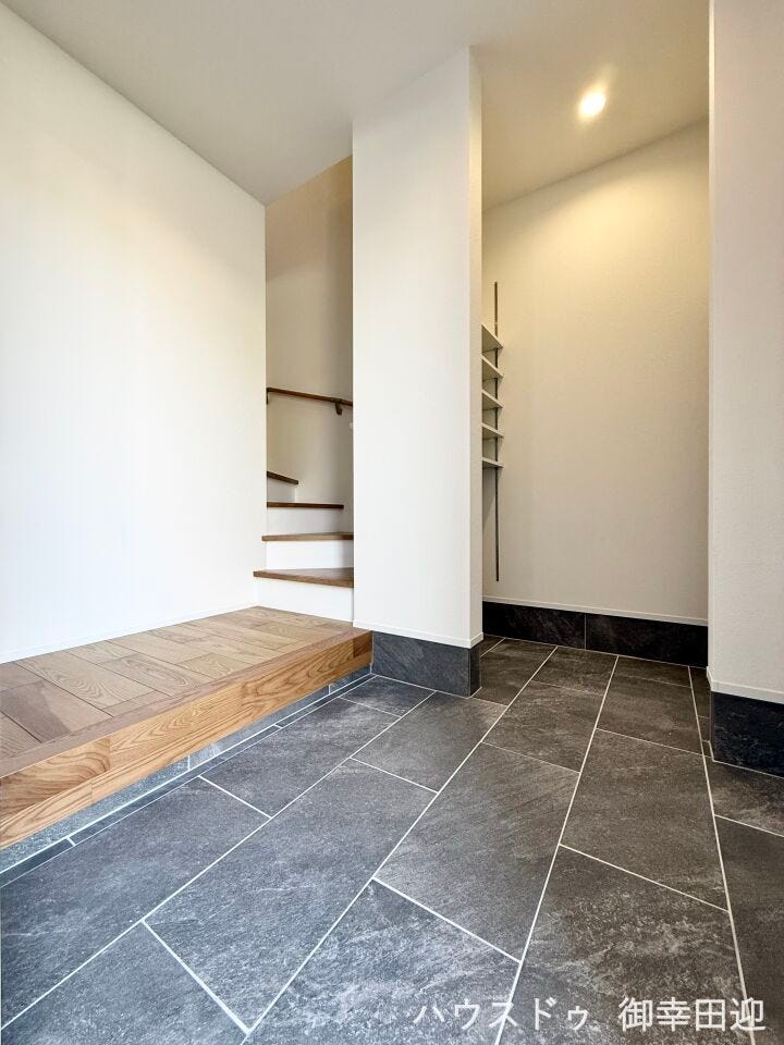 ■「しまう」が叶える美しい玄関■大容量のシューズボックスがあることでいつも整理された、気持ちの良い「家の顔」を保てます。