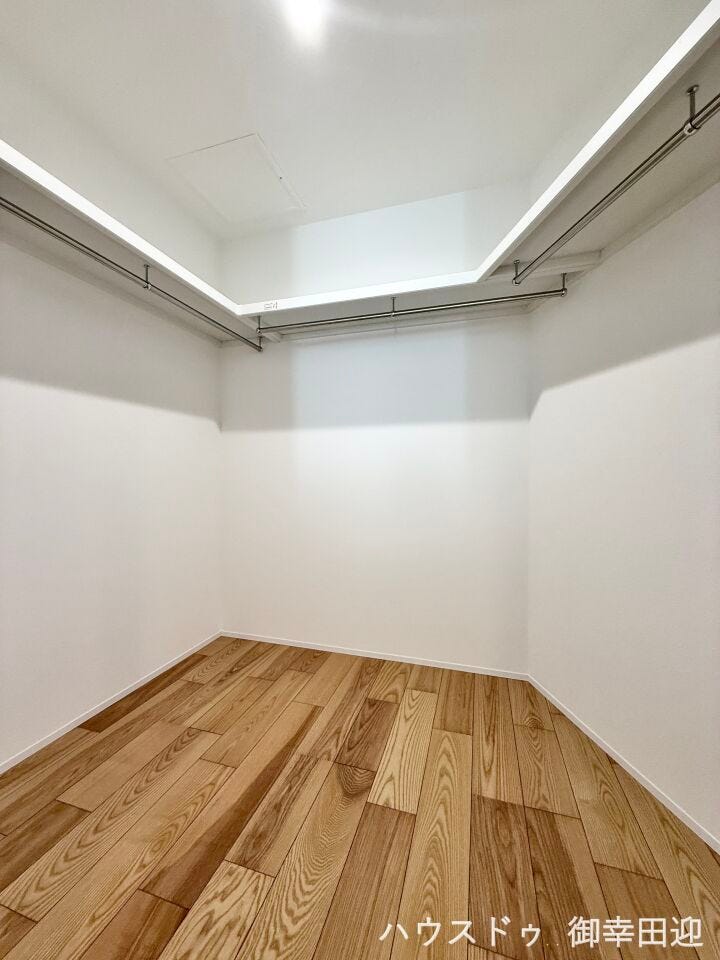 ■2階WIC■衣類から小物まで一ヶ所に集約。整理整頓がしやすく、毎日のコーディネートが楽しくなるゆとりの収納です。