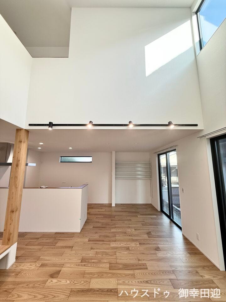 ■安らぎと笑顔の中心地■陽光が優しく降り注ぎ、会話が自然と弾む。ここでは、毎日が特別な時間へと変わります。