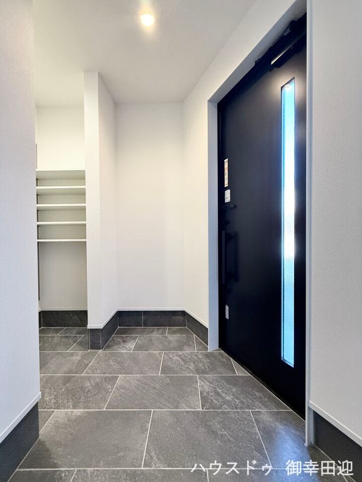 ■「ただいま」の安堵をくれる場所■訪れる人を迎え入れ、帰るたびにホッと一息つける、明るく機能的なエントランス。