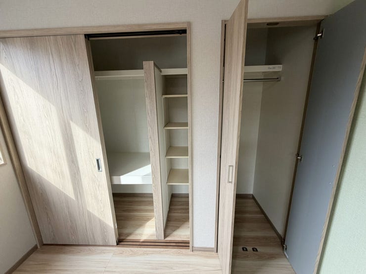 室内(2026年4月)撮影
◎本日案内可能◎
仕切り棚付きで、どこに何があるか一目でわかる機能的な収納。お子様の学用品や趣味の道具も、場所を決めて美しく収まります。