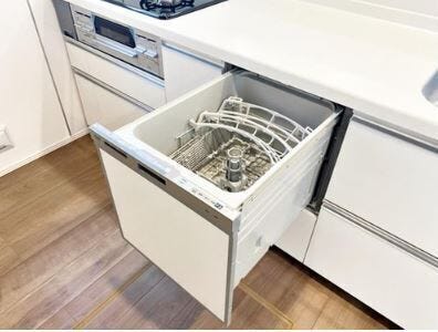 01.ビルトインタイプ食器洗乾燥機
通常の手洗いでは使用出来ないほど高温のお湯や高圧水流を使うことにより汚れを効果的に落とすことができます。
※イメージ写真