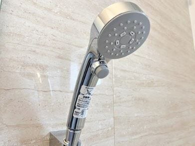 04.止水スイッチ付きシャワーヘッド
手元に止水スイッチが付いているから、ついつい出しっぱなしにしてしまうシャワーをこまめにON/OFFすることが可能。
※イメージ写真
