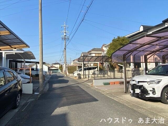 幅員約4.1mの前面道路です。車がすれ違うには厳しい道幅ですが、車はスピードを抑えて走行するので、お子様にも安全な道幅となっています。