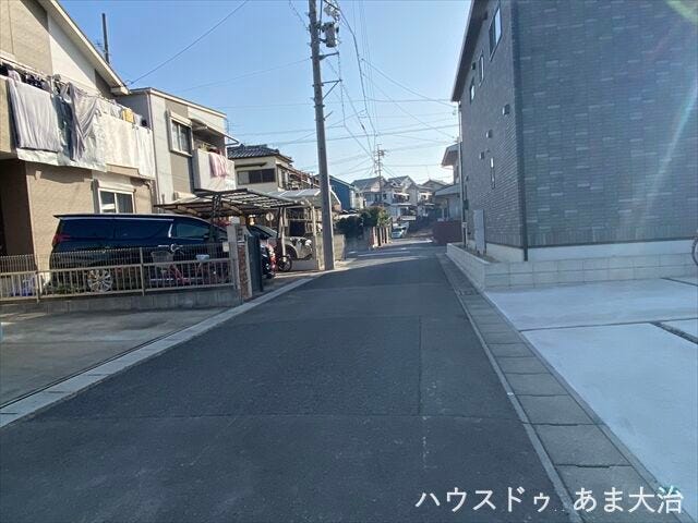 幅員約4.1mの前面道路です。車1台が余裕を持って通れる道幅です。車はスピードを控えるので事故率の軽減や歩行者も安心して通行できます。