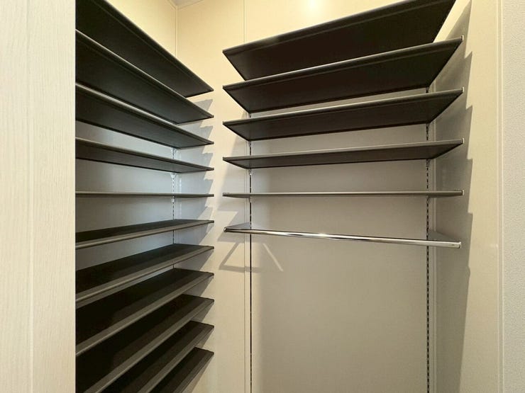 可動棚なので、ロングブーツや大きな荷物も高さに合わせて調節可能。