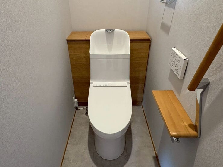 手すり付きで、家族全員が安心して使えるユニバーサルデザイン。