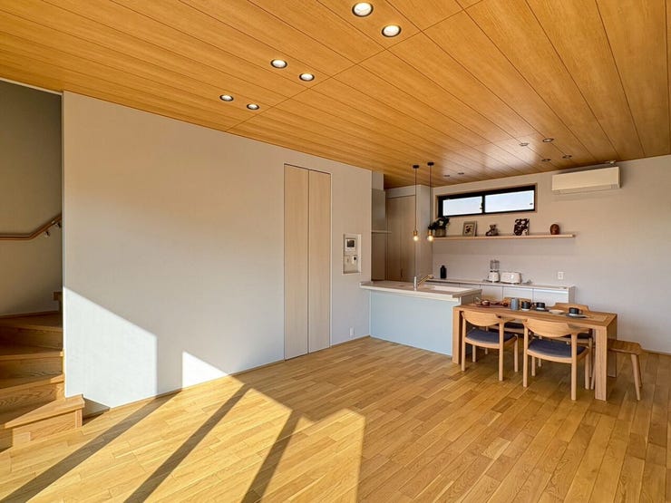 板張り天井を採用することで、柔らかい質感のあるLDKを演出しています。