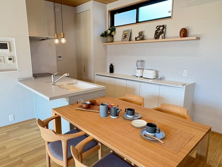 ダイニングテーブルをキッチンの横に配置することで配膳しやすく、背面の収納もたっぷりで便利です!