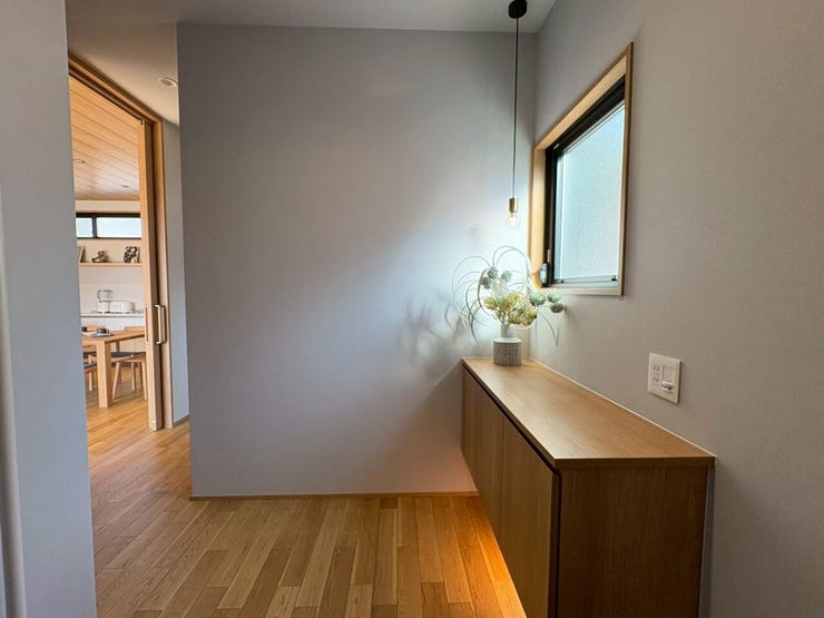 玄関を開けた瞬間、木のぬくもりと柔らかな光が迎えてくれます。