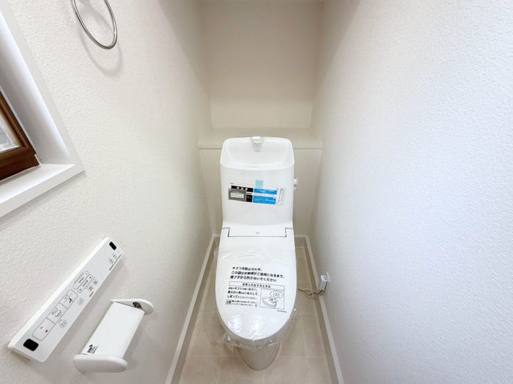 1階トイレ。シンプルな内装と清潔感のある白いトイレ。毎日のトイレタイムは落ち着ける空間がいいですよね。トイレは新品ですので、新生活を気持ちよくスタートできますよ♪