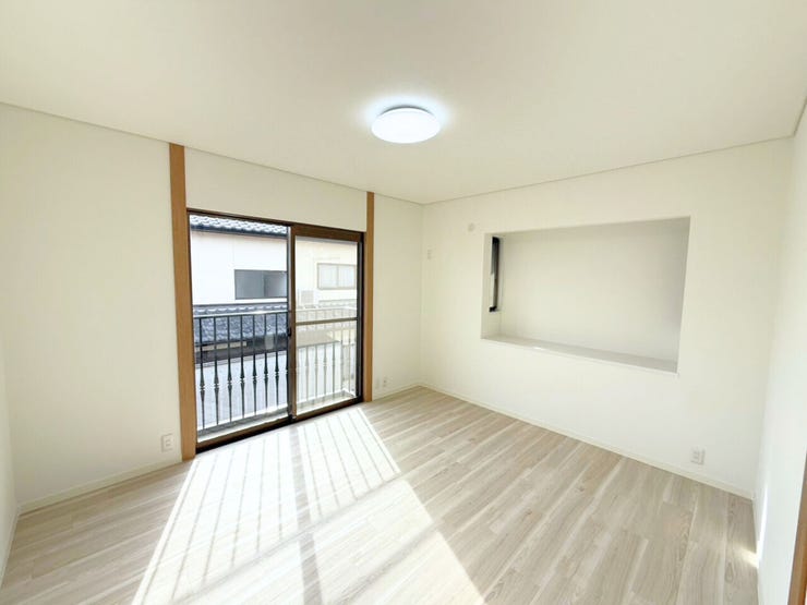 2階約7.5帖洋室。バルコニーに面したお部屋なので掃き出し窓があり、日光が差し込みやすいため明るい空間が作れます。また、部屋が広く見える効果も♪お布団などを干しやすいのもうれしいポイント!