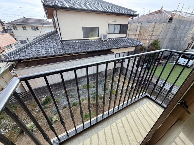 西側バルコニー。洗濯物やお布団などを干せて、天日干ししやすい屋根なしバルコニー(南向き)。屋根がないことで室内にも日差しが届きやすく明るい空間が作れます。