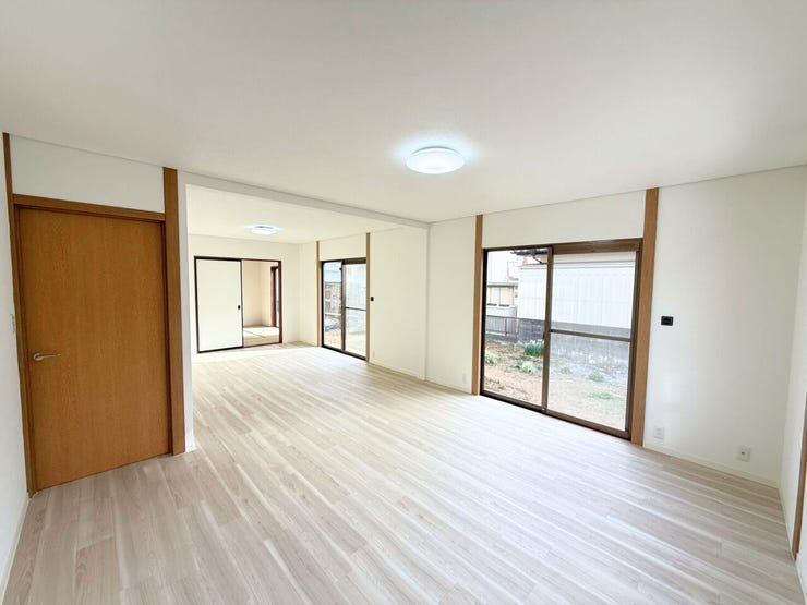 四季でコーディネートを変える楽しみを♪春には柔らかな色で明るく、夏には清涼感のある色で涼しげに、秋には落ち着きのある色でしっとりと、冬には温かみのある色を取り入れて目で見て四季を感じるリビングへ。