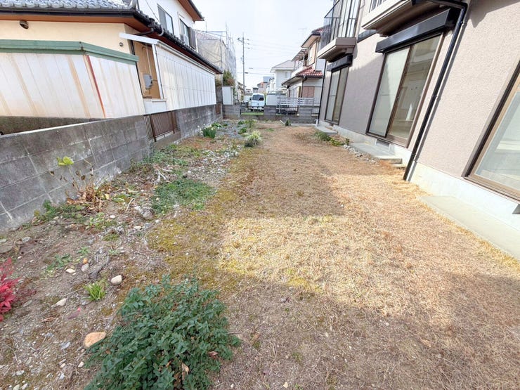 春にはチューリップ、夏にはヒマワリ、秋にはコスモス、冬にはパンジー。花壇をつくって四季折々の花々を楽しむ喜びを味わいませんか?色とりどりの花々は気分も明るく華やかになりますよ♪