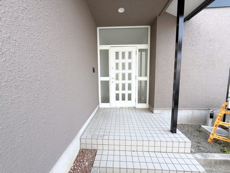 玄関ポーチは屋根付きで、雨天時にゆとりをもって傘をさしたり、たたんだりができます。また、ドアの開閉時に雨風が室内に吹き込みにくいのもうれしいポイントです。