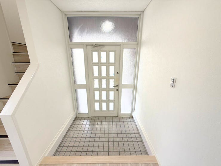 玄関ドアに窓があることで開放的で明るい印象に。収納ボックス等がないので、お好きな家具を購入して設置し、玄関からコーディネートしてみるのもいいですね♪