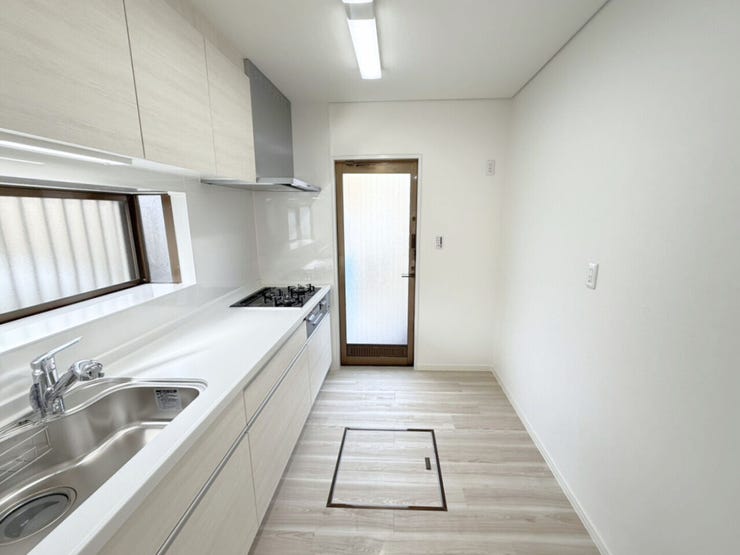 キッチン背面にカップボードを設置希望の方は是非弊社で一度ご相談ください♪様々なバリエーションの中から使いやすさやデザインなどを一緒に楽しく選びましょう♪