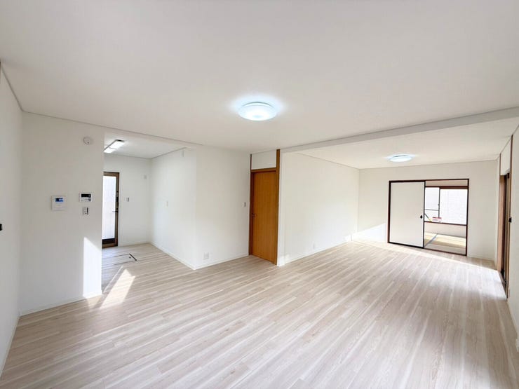 LDK約18帖♪家具やインテリアなどを合わせやすいシンプルな内装はコーディネートの幅が広がります。食事をしたり、テレビを見たり、家族とともに過ごす場所だからこそ快適で過ごしやすい空間を。