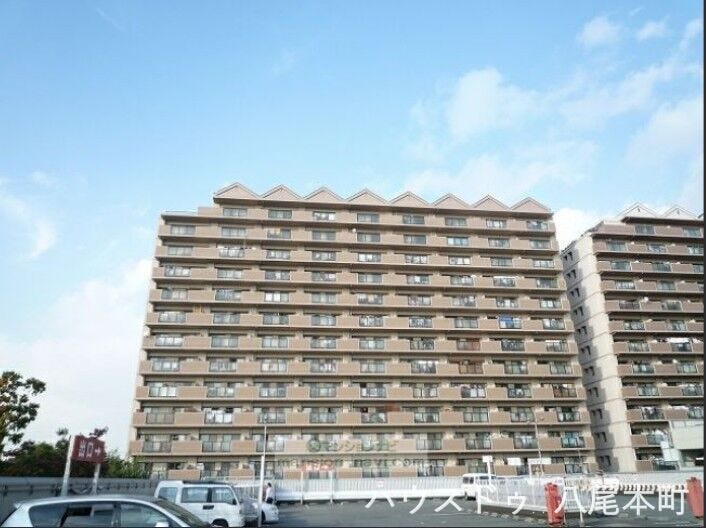 【外観】
家族でゆったり暮らせる3LDKの間取り。LDKに隣接した洋室を開放すれば、広々とした空間として利用可能。各居室に収納があり、生活動線にも配慮された住まいです。