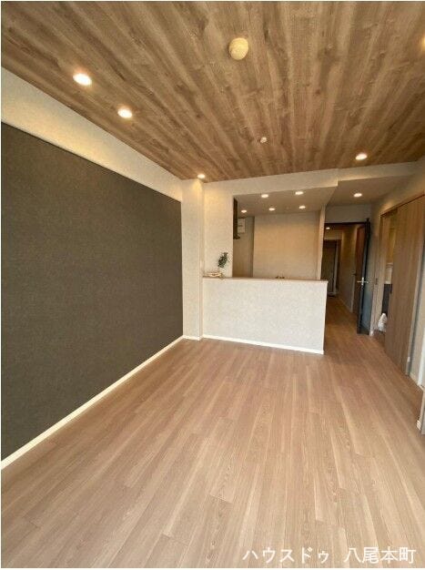 洋室6帖を開放することで、広々とした空間として使えるリビング。カウンターキッチン越しに家族との会話が弾み、明るく快適な団らん空間を演出します。