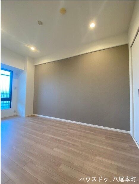 洋室はそれぞれ独立性が高く、プライベート空間をしっかり確保。クローゼット付きで収納力もあり、家具配置もしやすい間取りです。ライフスタイルに合わせて多目的に活用できます。