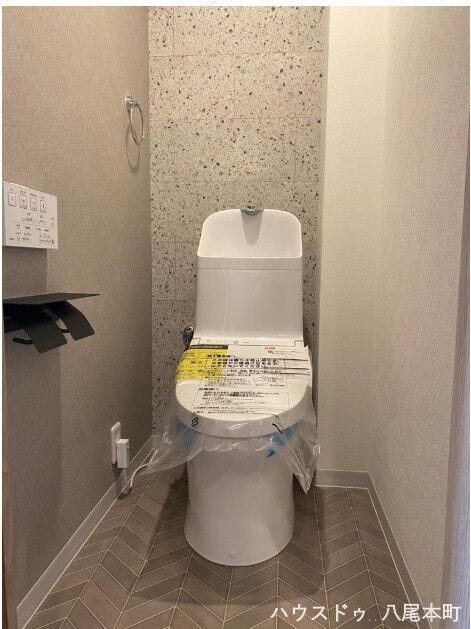 フルリノベーションにより一新されたトイレは、明るく清潔感のある仕上がり。落ち着いた空間で、毎日快適にご利用いただけます。