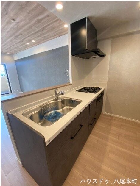 リビング全体を見渡せるカウンターキッチンを採用。料理中でもご家族とのコミュニケーションが取りやすく、配膳や片付けもスムーズに行えます。