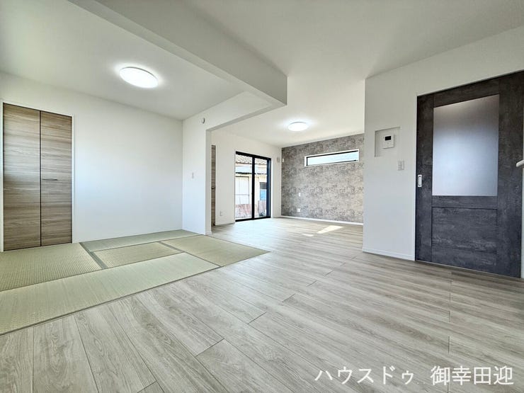 ■安らぎと笑顔の中心地■陽光が優しく降り注ぎ、会話が自然と弾む。ここでは、毎日が特別な時間へと変わります。