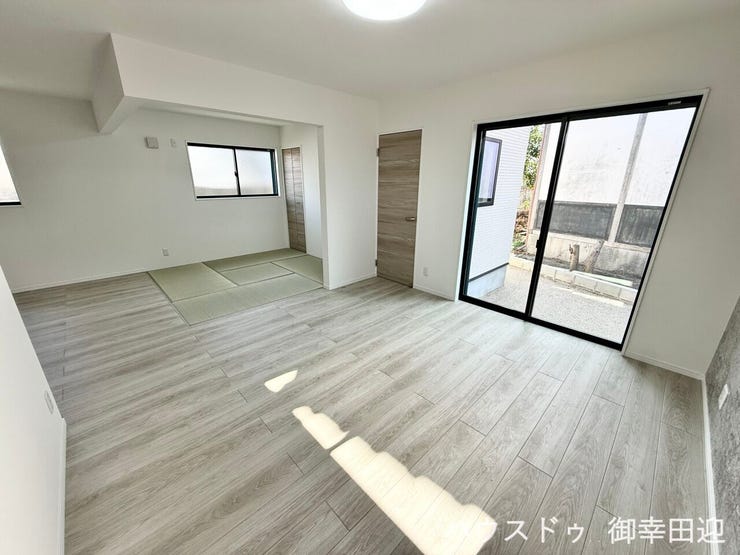 ■安らぎと笑顔の中心地■陽光が優しく降り注ぎ、会話が自然と弾む。ここでは、毎日が特別な時間へと変わります。