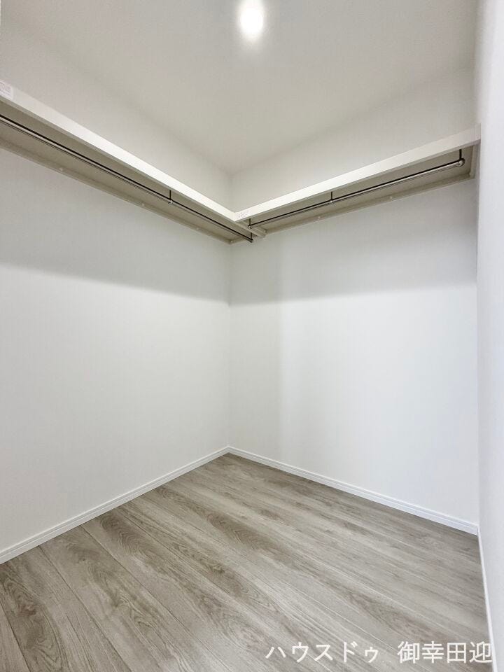 ■6.75帖洋室WIC■衣類から小物まで一ヶ所に集約。整理整頓がしやすく、毎日のコーディネートが楽しくなるゆとりの収納です。