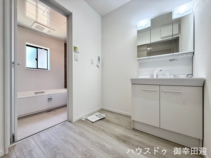 ■清々しいリフレッシュ空間■自分を磨き、気持ちを切り替える。心地よい光が差し込むプライベートスペース。