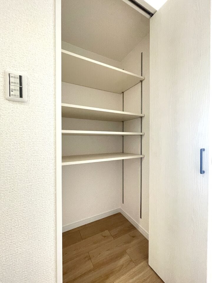 ◇廊下収納◇
誰もが通る所にあるご家族全員の収納スペースです。文具やDIY工具といった生活道具、日用品の買い置き、新聞・雑誌など古紙の一時置き、掃除用品などを収納していただけます。