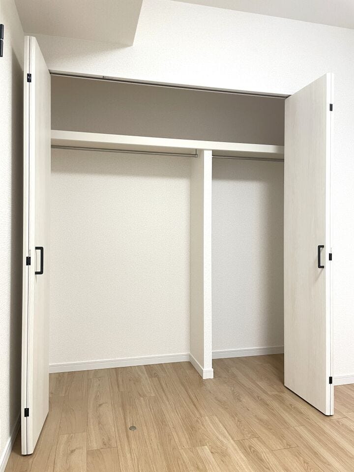 ◇クローゼット◇
大容量のクローゼット完備。お洋服もたくさん収納できて、お部屋がスッキリします。ハンガーパイプが設置されており外套や大切なお洋服は傷まないよう、そのままかけて収納できます。