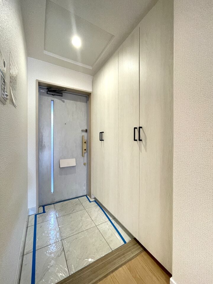 ◇玄関◇
明るく、温かな雰囲気で家族の帰りや来訪者を出迎えてくれる玄関。玄関周りはその家や家族を映し出す、家の顔。どこまでも明るく快適でありたいですね。