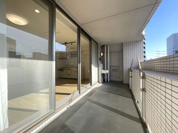 ◇バルコニー◇
1日を通して明るいです。陽の光がたっぷりと降り注ぎますのでお洗濯物もよく乾きそうですね。日中の最も洗濯物干しに適した時間帯を最大限に活用できます。