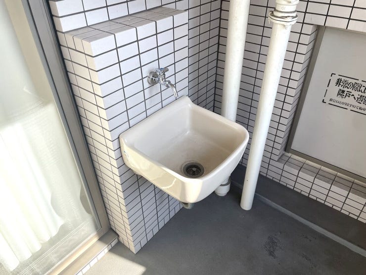 ◇スロップシンク◇
南側のバルコニーにはスロップシンクを完備しています。汚れやニオイを気にせずに洗い流して、そのままバルコニーで乾かすことができます。もちろんバルコニーのお掃除にも大活躍です。