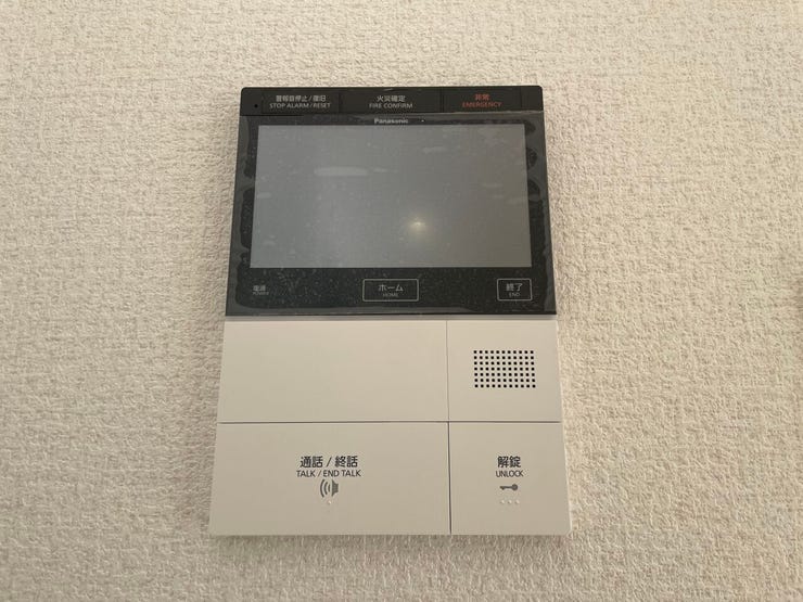 ◇TVモニター付インターホン◇
TVモニターで訪問者を確認してから会話することができますので、安心して対応していただけます。また、姿を見られたくない空き巣や不審者が嫌がるため防犯効果も高まります。