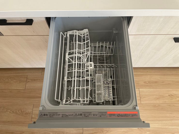 ◇食洗機◇
洗い物に時間を縛られることが無くなり、ご家族との時間も増えますね。加えて手荒れも防げてしかも節水が高い為、需要の高い設備です。