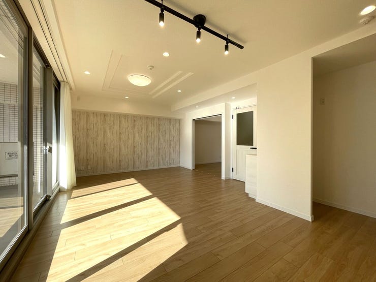 ◇リビング◇
リビングからは豊かな採光が射し込んできます。明るさと解放感に溢れゆったりとしたひと時を過ごすことが出来ます。柔らかな陽光は暮らしをより豊かなものにしますね。