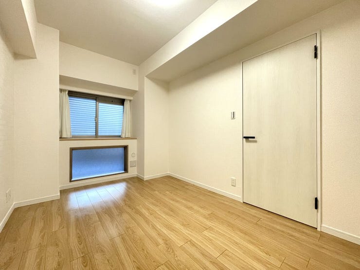 ◇洋室◇
プライベートなお部屋では静かに時を過ごしたい。読書をして、物思いにふける・・
1日の多くの時間を過ごす空間は快適でありたいですね。光りに満たされた安らぎの空間がここにあります。