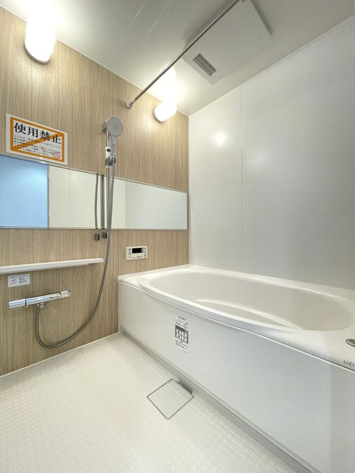 ◇浴室◇
毎日の疲れを癒す場所だからこその、シンプルで落ち着いた空間となっています。浴槽にゆっくりと身を沈め深く瞑想をすれば、また新たな活力が湧いてきます。