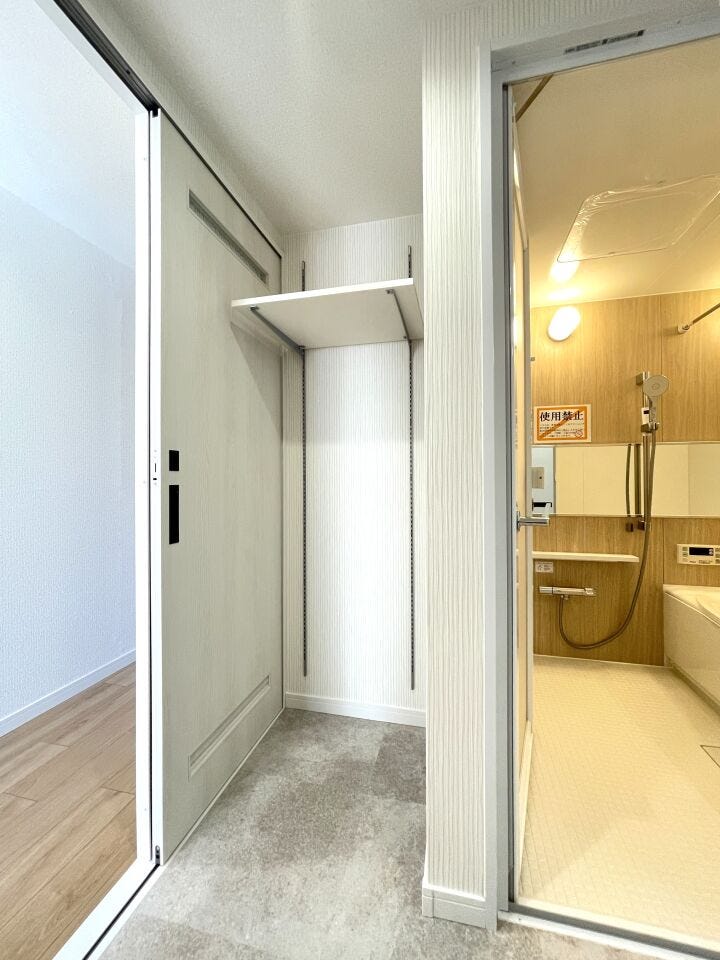 ◇可動棚◇
洗面室には可動棚があります。洗剤やタオル、アメニティグッズなどを収納でき、ついつい散らかってしまいがちな洗面脱衣室を常に快適な状態に保つことができます。